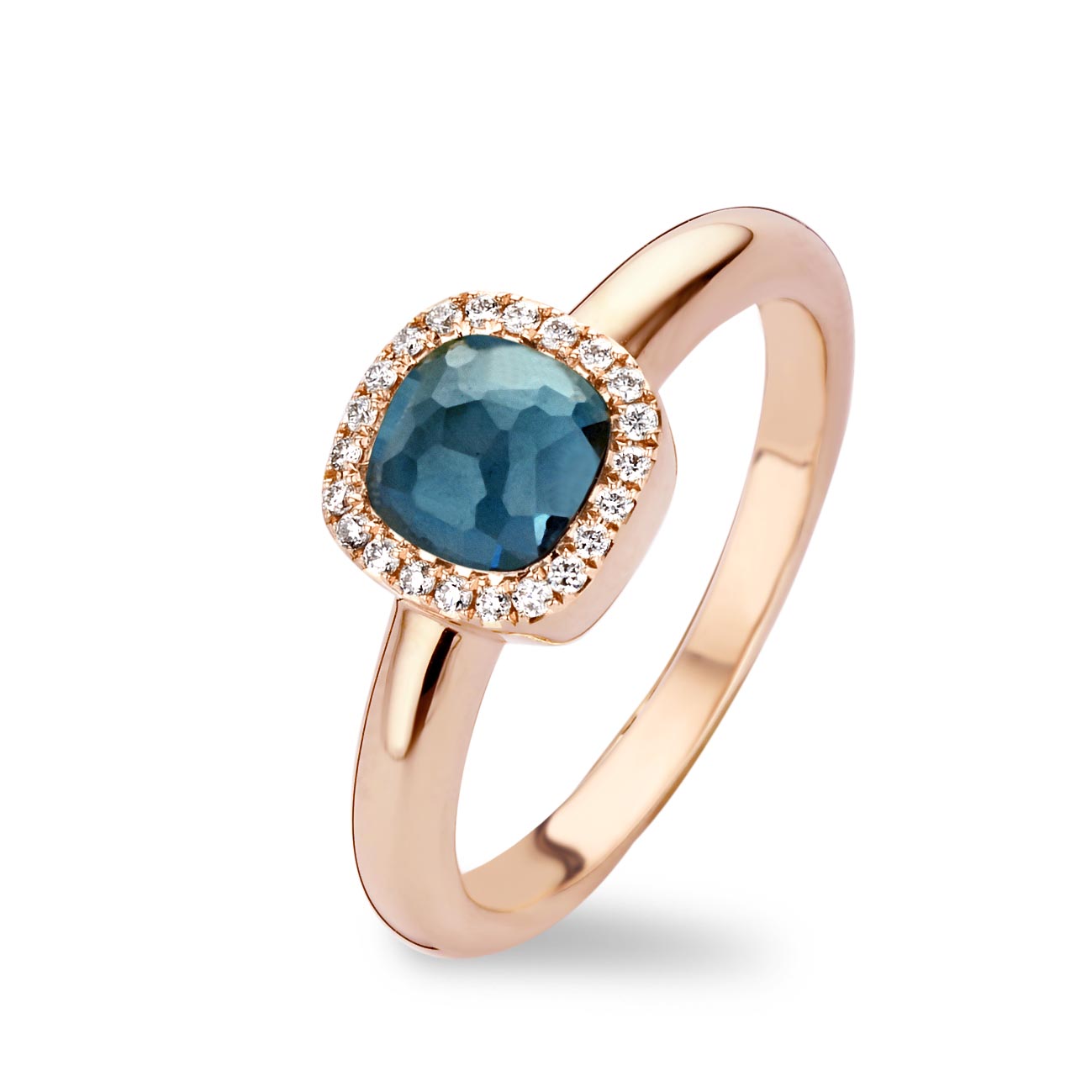 De ring is gemaakt van 18-karaats roségoud en heeft een compacte, elegante vorm. In het midden bevindt zich een London Blue Topaas met een diepe, heldere blauwtint. De steen wordt omringd door een fijne rand van briljant geslepen diamanten van ongeveer 0,09 ct, wat de ring een subtiele maar luxueuze schittering geeft. De zetting is verfijnd en afgerond, waardoor de ring zowel stijlvol als speels oogt — perfect voor dagelijks dragen of als kleurrijk accent naast andere ringen.